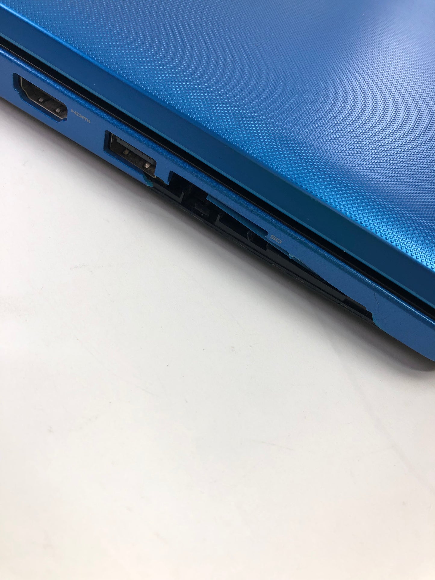 Dell Inspiron 5755 17.3" AMD A8-7410 2.2GHz, 8GB RAM, 1TB HDD, Radeon R5 - READ