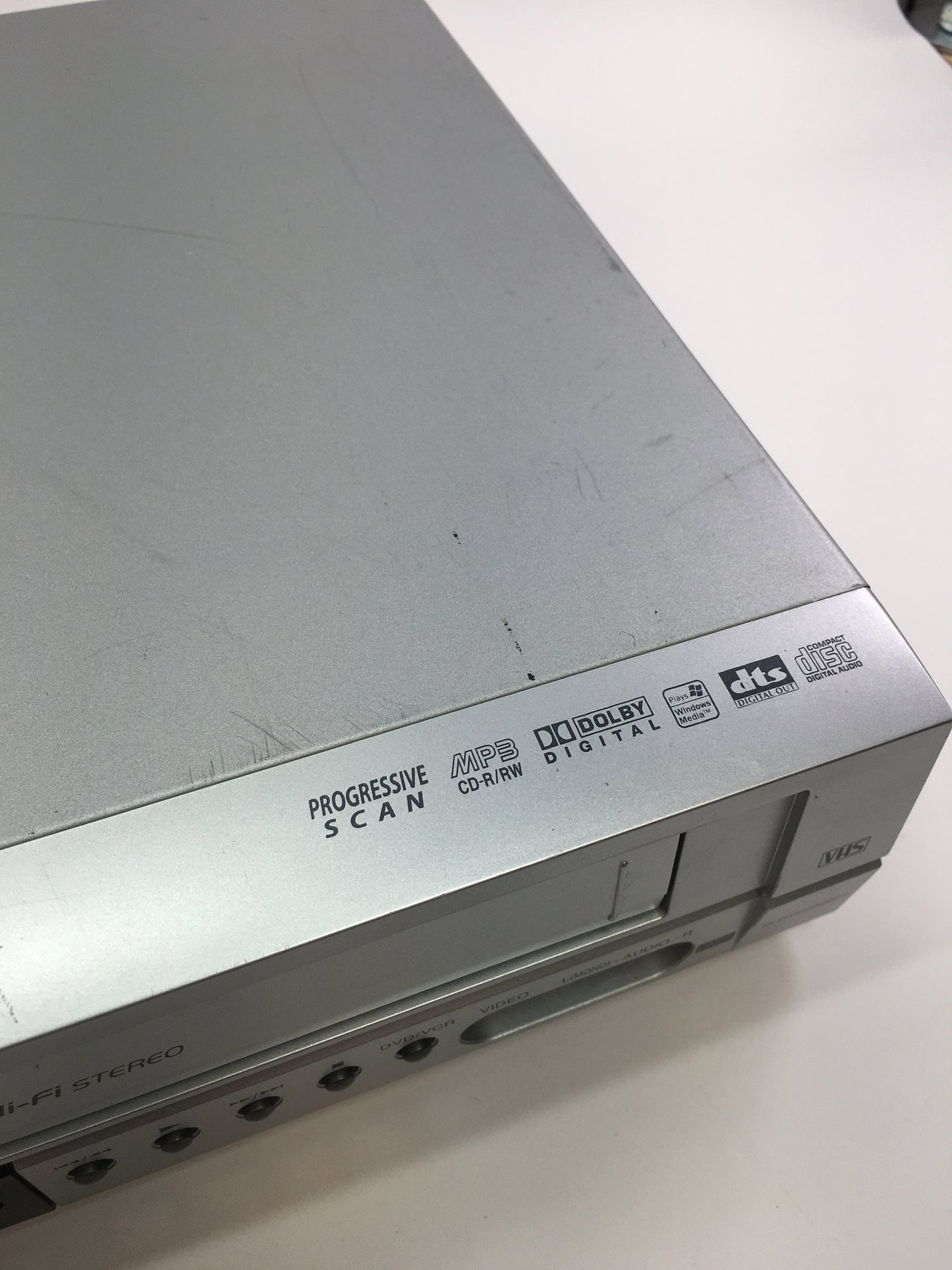 Insignia DVD040924 DVD Player/Video Cassette Player 3850R-Z666E