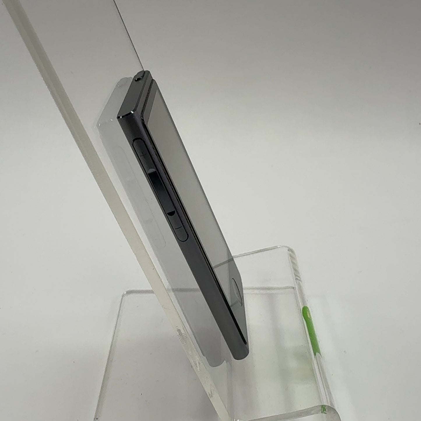 Apple iPod Nano 7th Gen 16GB Graphite A1446