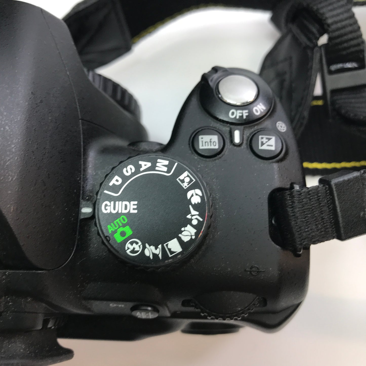 Nikon D3000 10.2MP DSLR Camera  w Carrying Bag Tested and Working