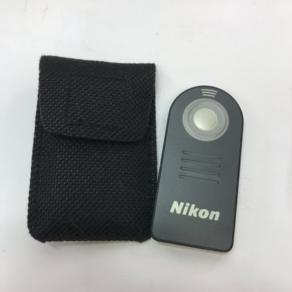 Nikon D3000 10.2MP DSLR Camera  w Carrying Bag Tested and Working