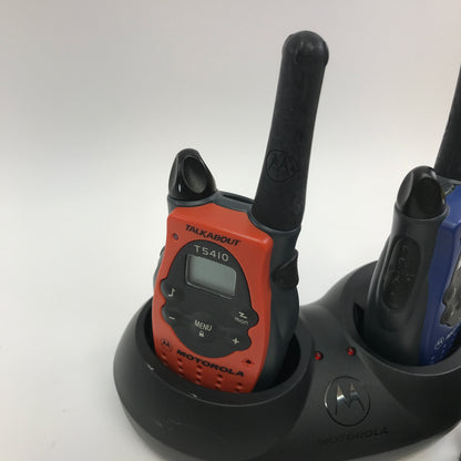 Motorolla Talkabout T5410 Walkie Talkie w Charging Base Tested and Working