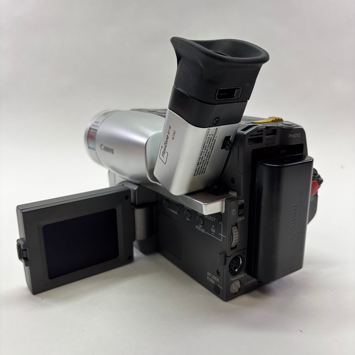Canon ES8600 0.27MP Hi8 Analog camcorder