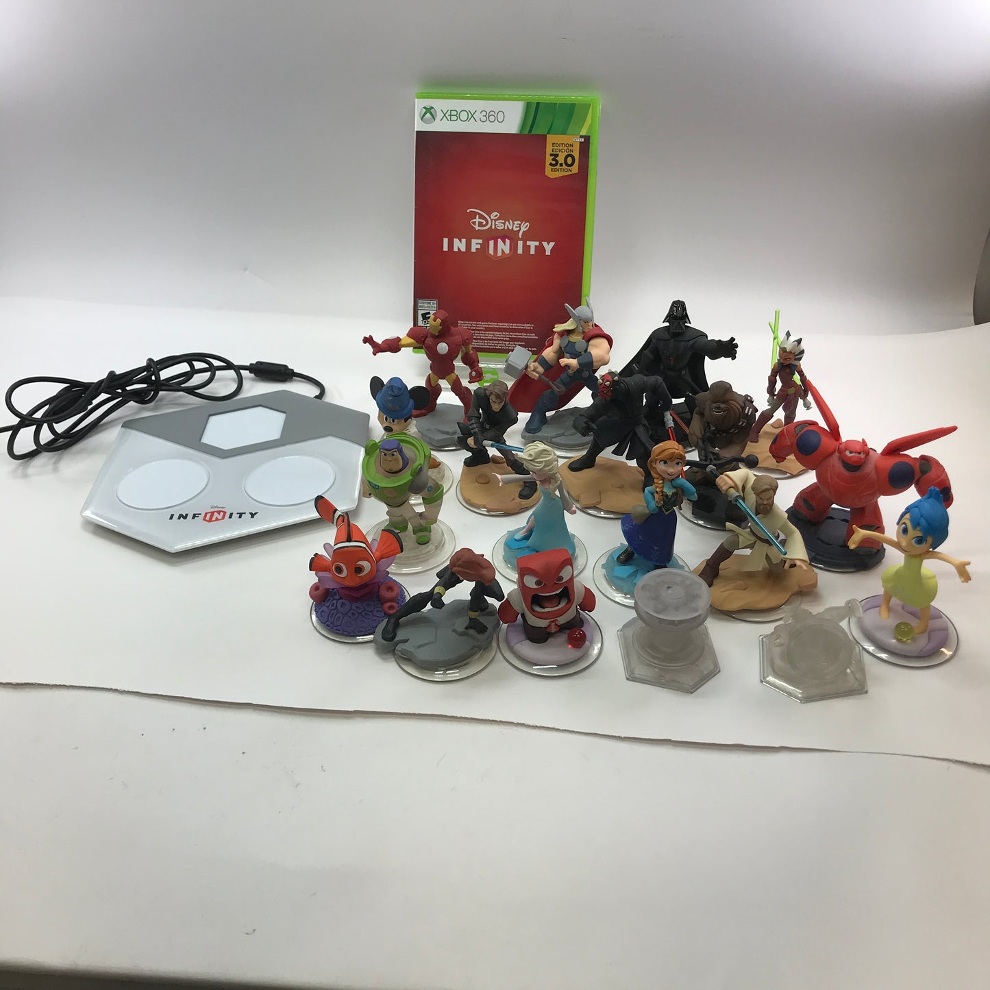 Disney Infinity 3.0 (Microsoft Xbox 360, 2015) w/ Base and 19 Figures, Game CIB
