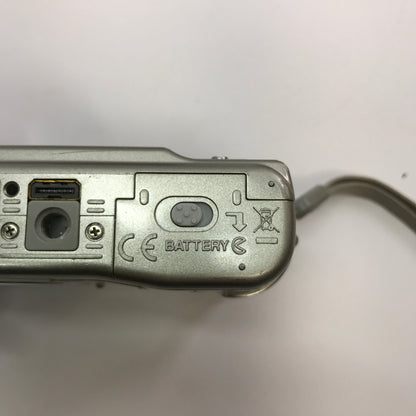 Lot of 7 Broken Digital Cameras [Nikon, Sony, Kodak and Minolta] No Power READ