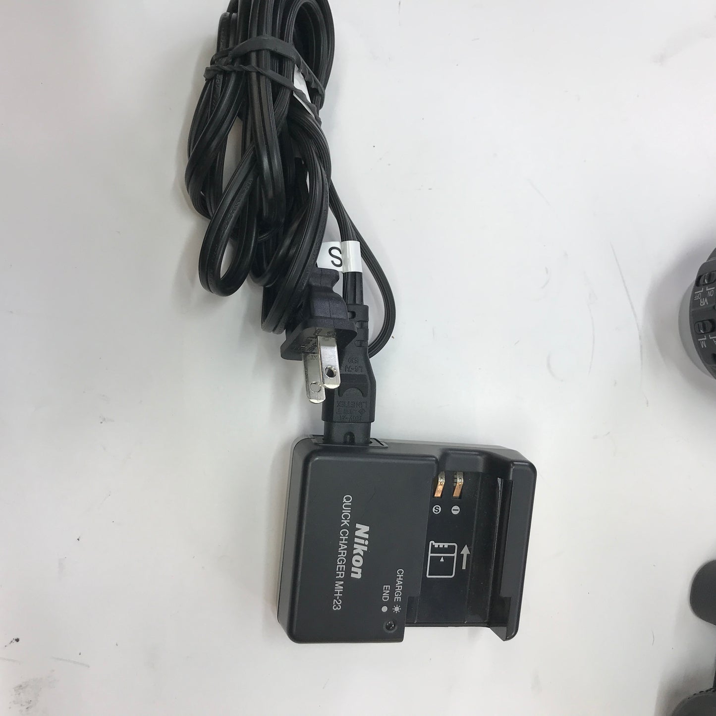 Nikon D3000 10.2MP DSLR Camera  w Carrying Bag Tested and Working