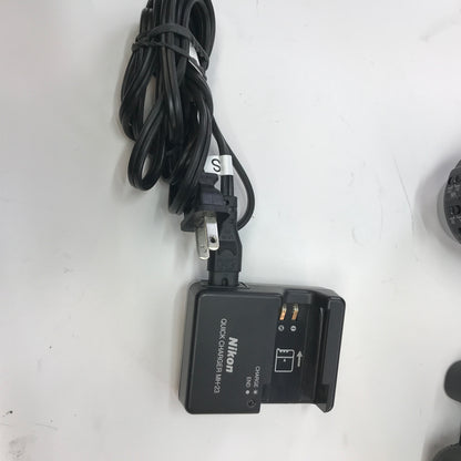 Nikon D3000 10.2MP DSLR Camera  w Carrying Bag Tested and Working