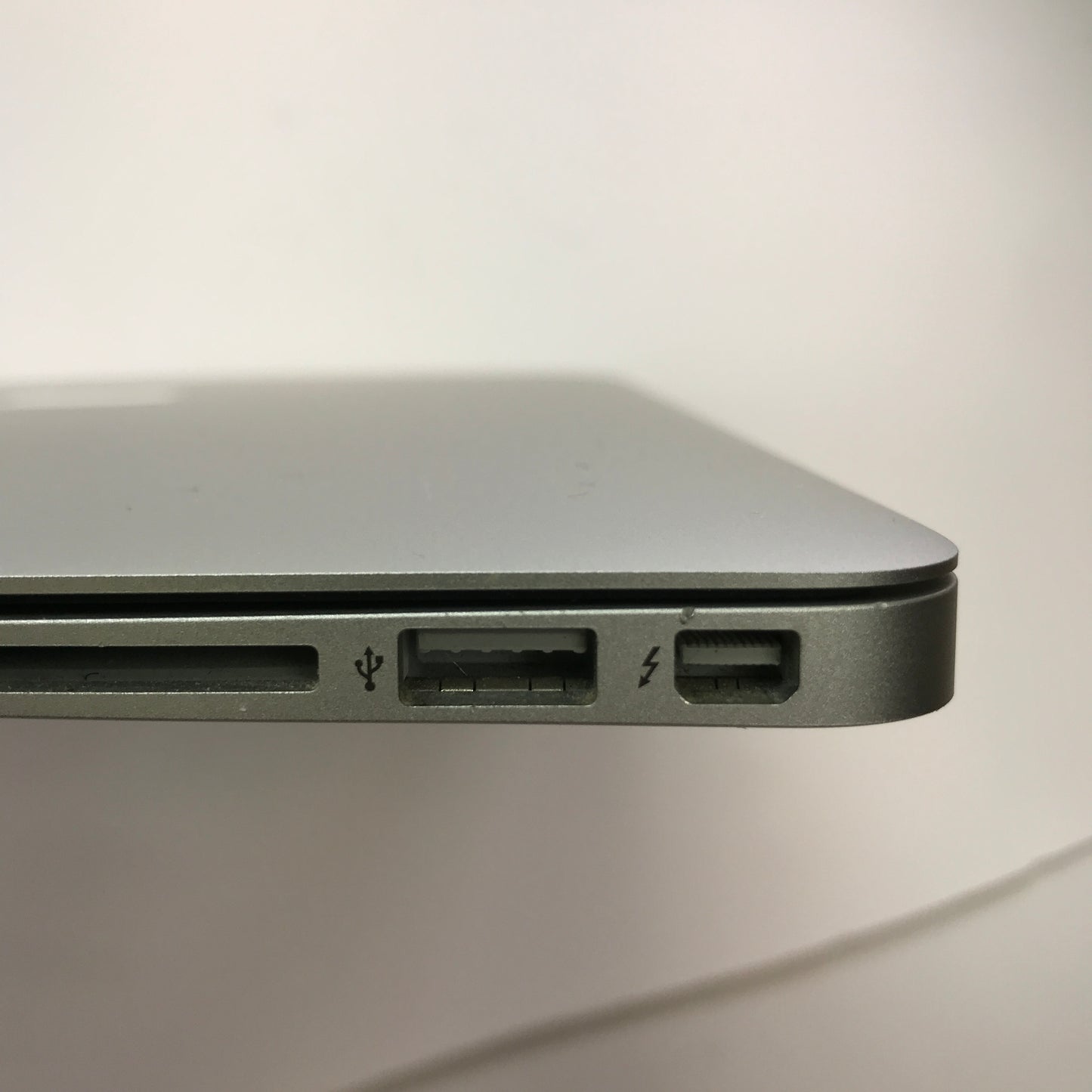2015 Apple MacBook Air 13.3" i5 1.2GHz 4GB RAM 128GB SSD Silver A1466