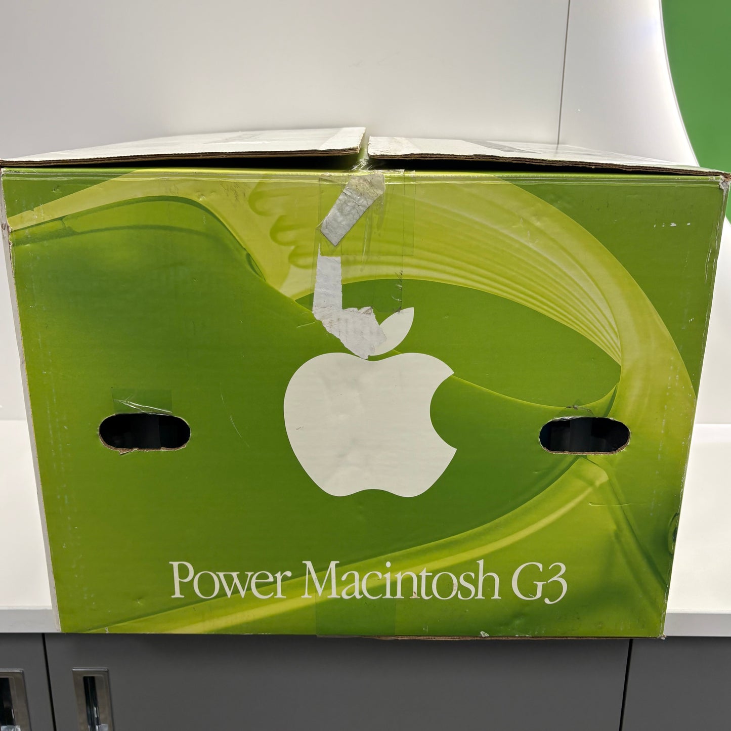 1998 Apple Power Macintosh G3 G3 300-MHz 64MB 6GB HDD Crystal Blue M5183 CIB