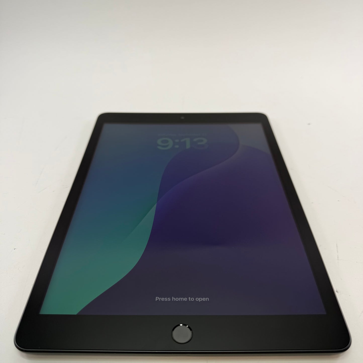 WiFi Only Apple iPad 9th Gen 64GB 18.6.2 Space gray MK2K3LL/A