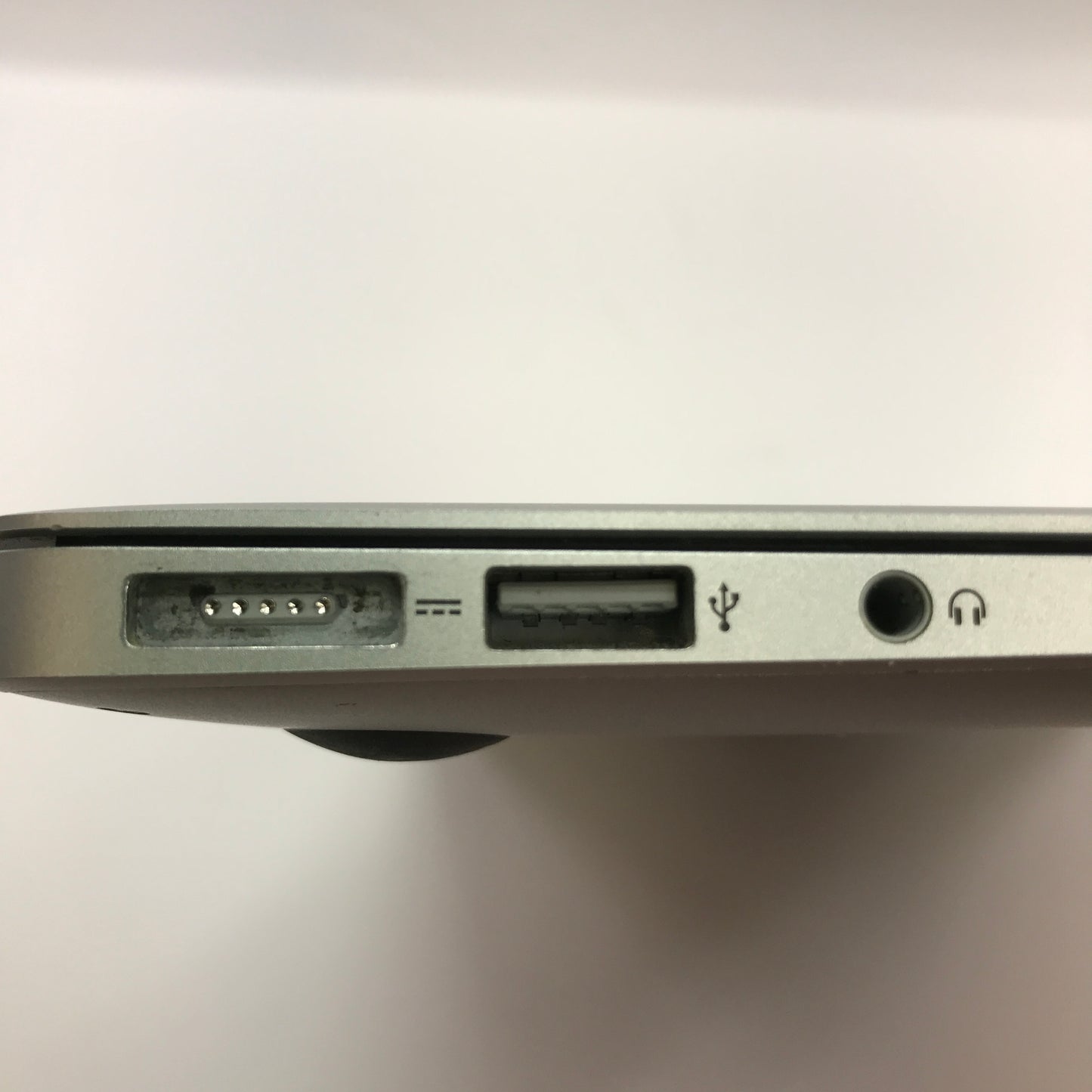 2015 Apple MacBook Air 13.3" i5 1.2GHz 4GB RAM 128GB SSD Silver A1466