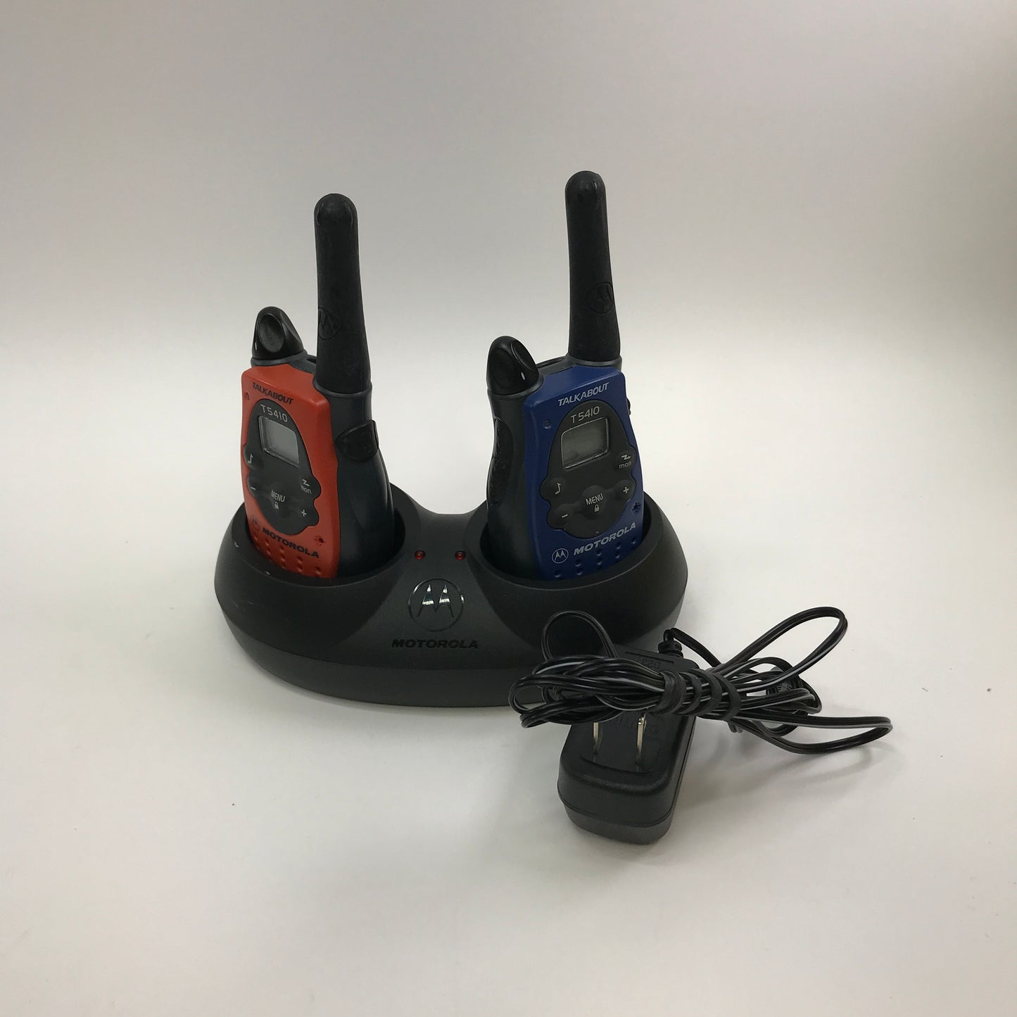 Motorolla Talkabout T5410 Walkie Talkie w Charging Base Tested and Working