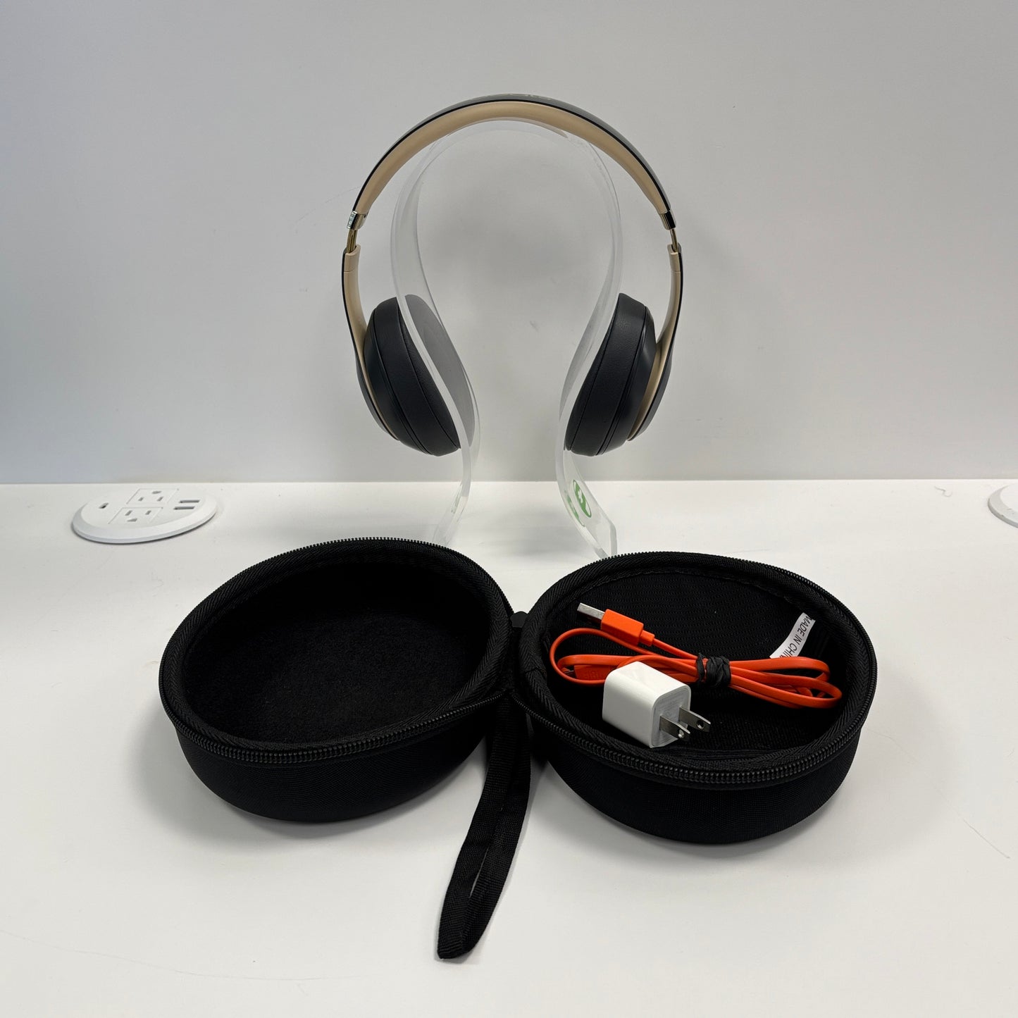 Beats Studio3 Wireless Over-Ear Bluetooth Headphones Black Gold