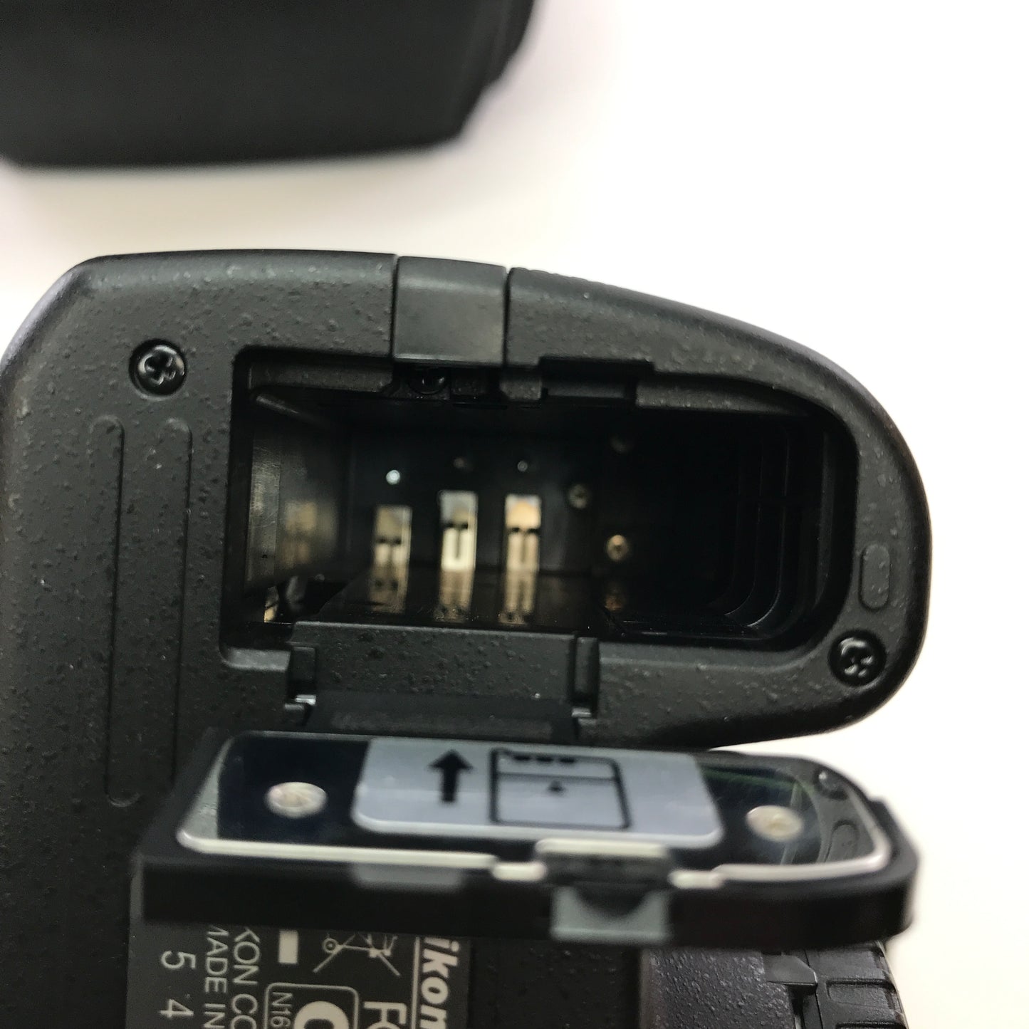 Nikon D3000 10.2MP DSLR Camera  w Carrying Bag Tested and Working