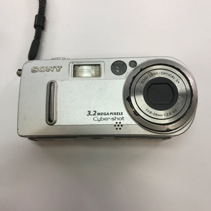 Lot of 7 Broken Digital Cameras [Nikon, Sony, Kodak and Minolta] No Power READ