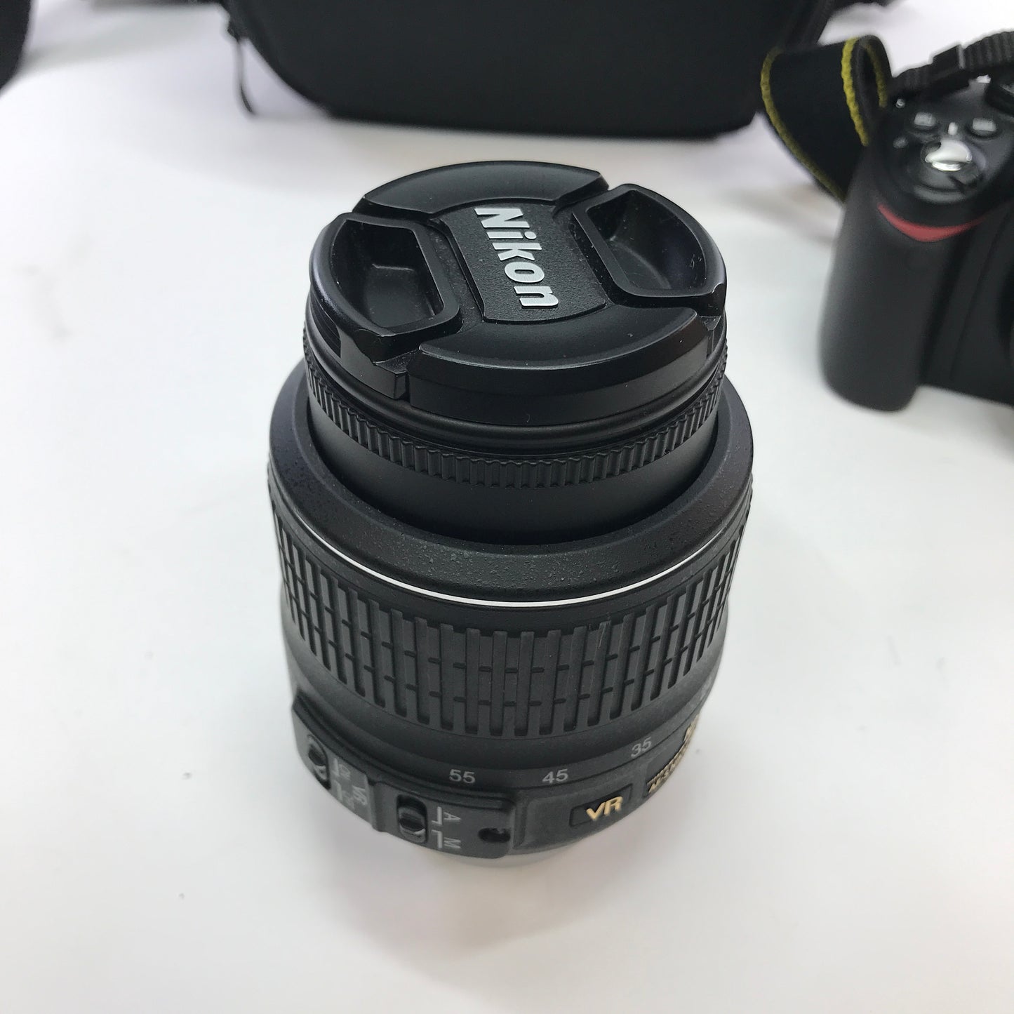 Nikon D3000 10.2MP DSLR Camera  w Carrying Bag Tested and Working