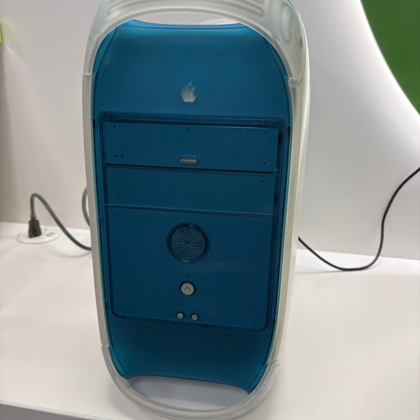 1998 Apple Power Macintosh G3 G3 300-MHz 64MB 6GB HDD Crystal Blue M5183 CIB