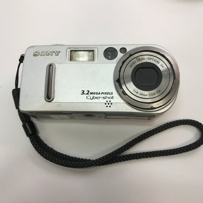 Lot of 7 Broken Digital Cameras [Nikon, Sony, Kodak and Minolta] No Power READ