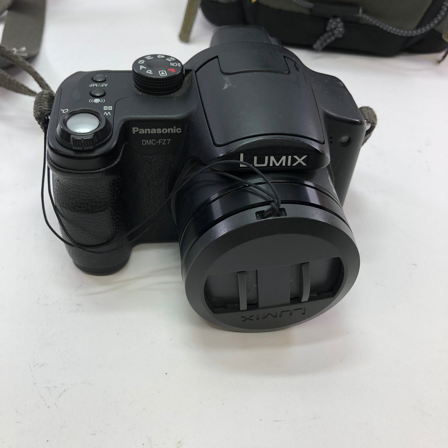 Panasonic dmc-fz7 12.1MP Digital Camera w OEM Battery Charger and Carrying Case