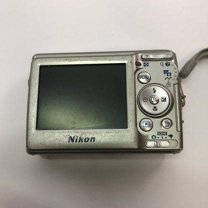 Lot of 7 Broken Digital Cameras [Nikon, Sony, Kodak and Minolta] No Power READ