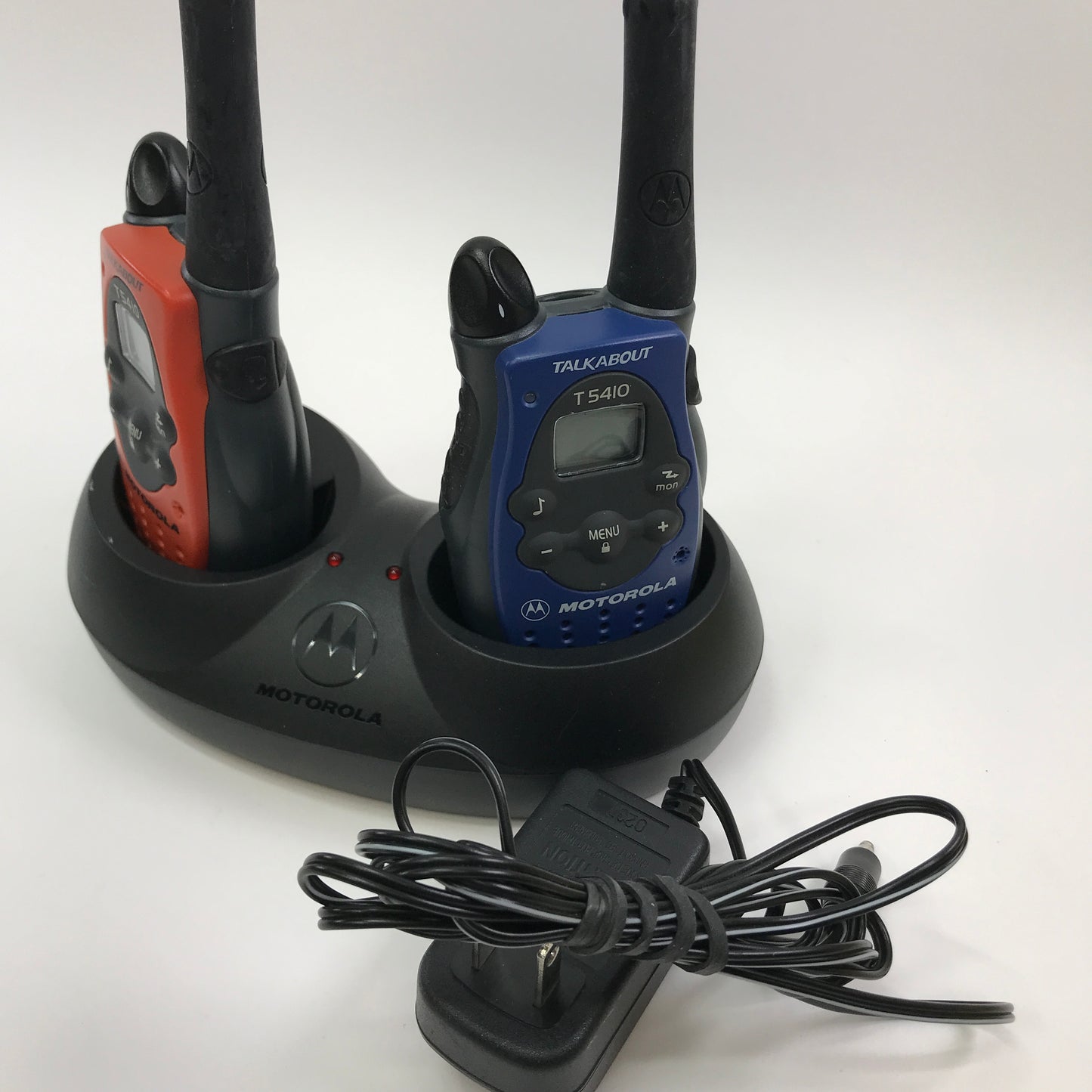 Motorolla Talkabout T5410 Walkie Talkie w Charging Base Tested and Working