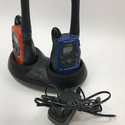 Motorolla Talkabout T5410 Walkie Talkie w Charging Base Tested and Working