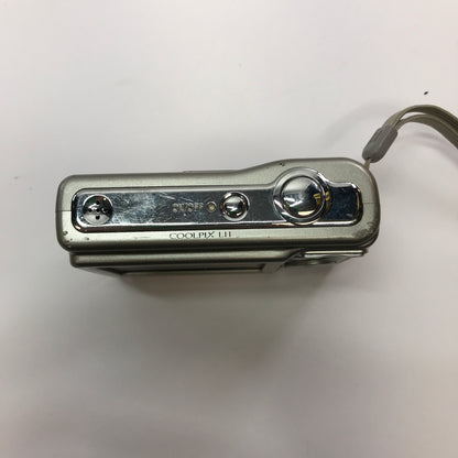 Lot of 7 Broken Digital Cameras [Nikon, Sony, Kodak and Minolta] No Power READ